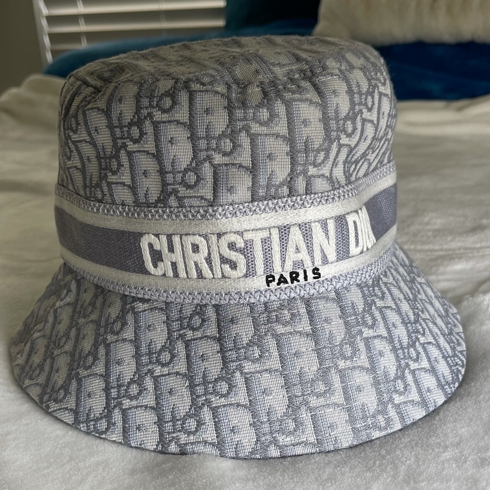 Bucket hat